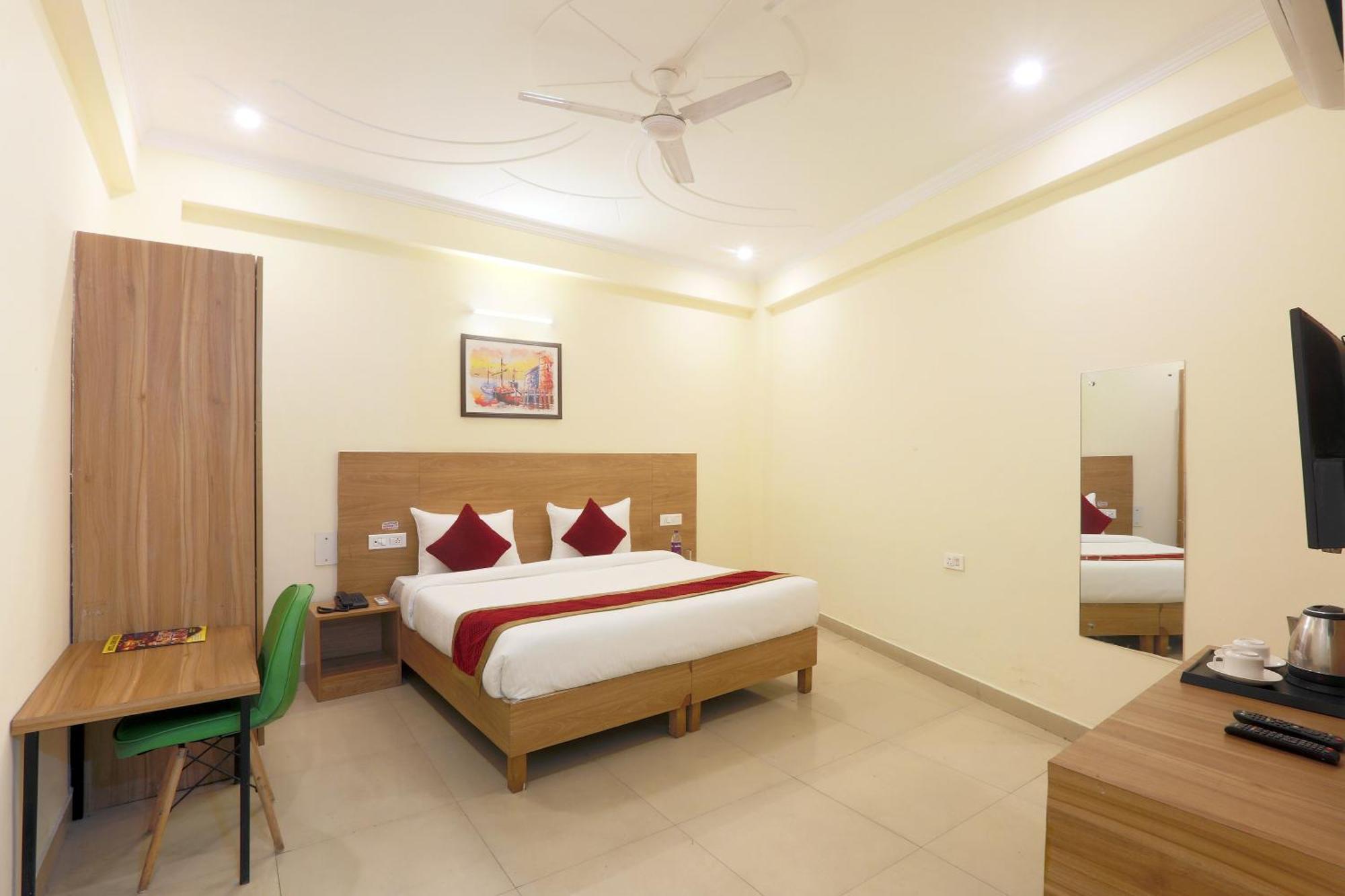 Hotel Lemon Suites & Banquet Noida Sector 62 外观 照片