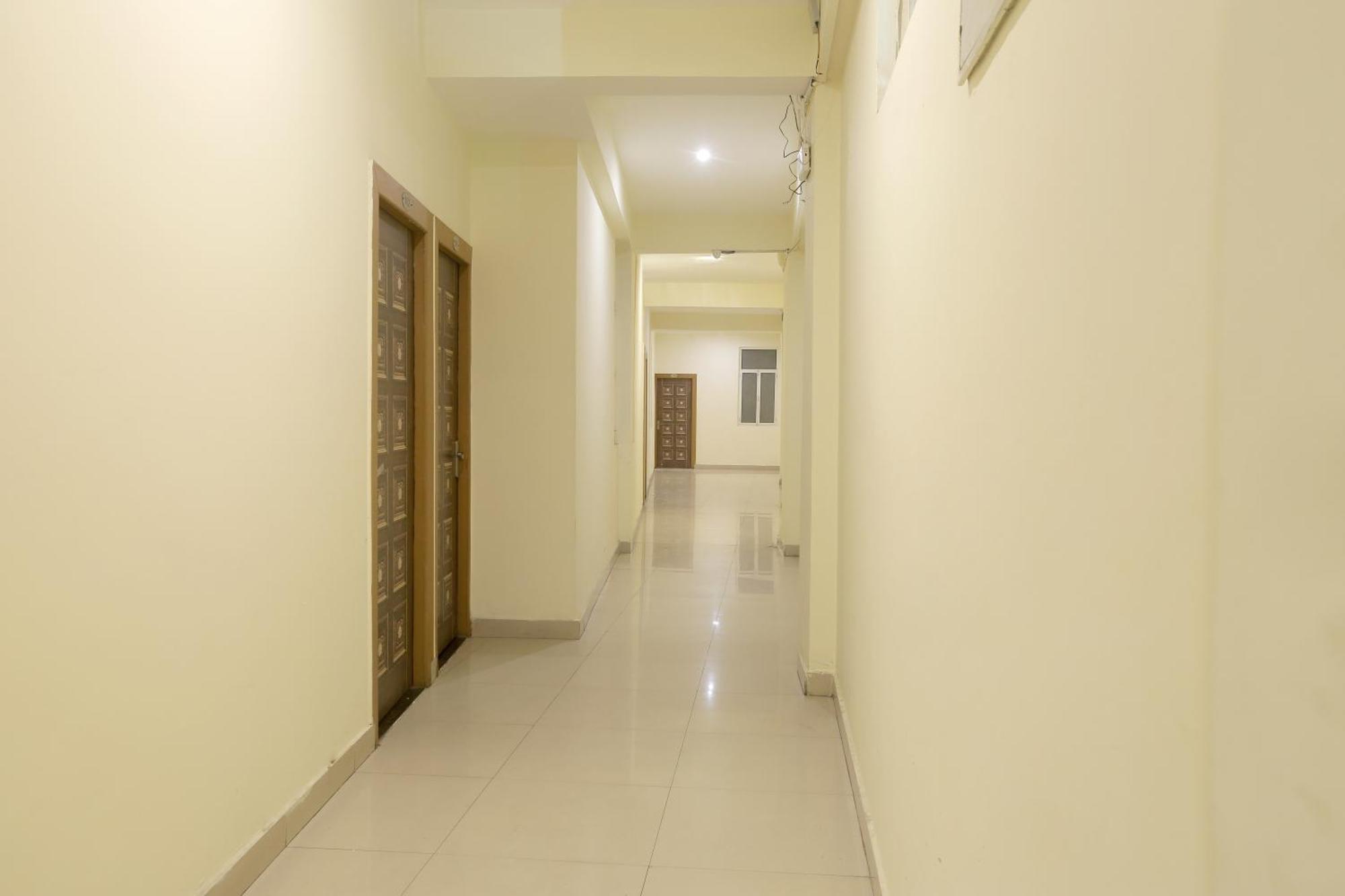 Hotel Lemon Suites & Banquet Noida Sector 62 外观 照片