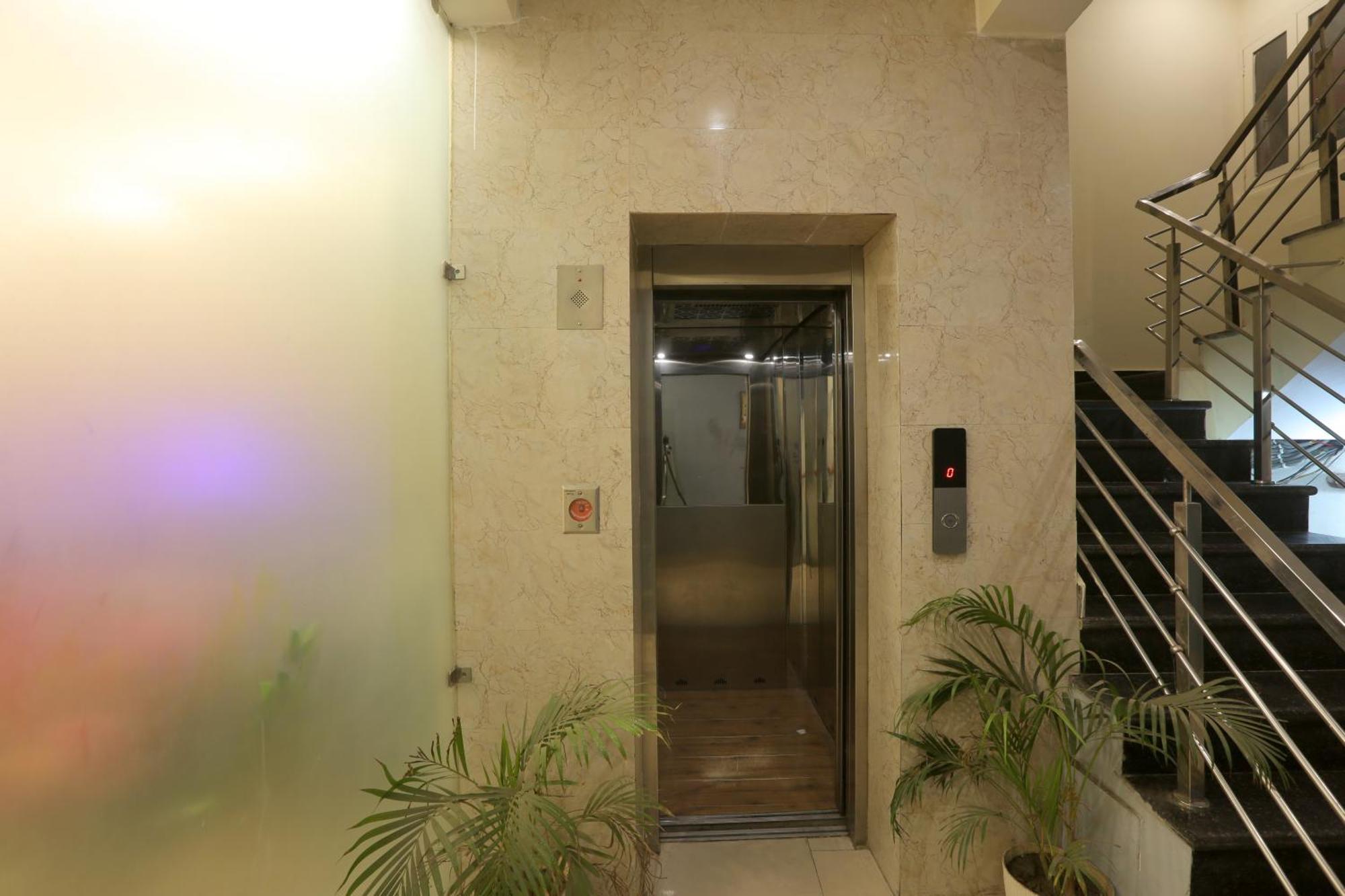 Hotel Lemon Suites & Banquet Noida Sector 62 外观 照片