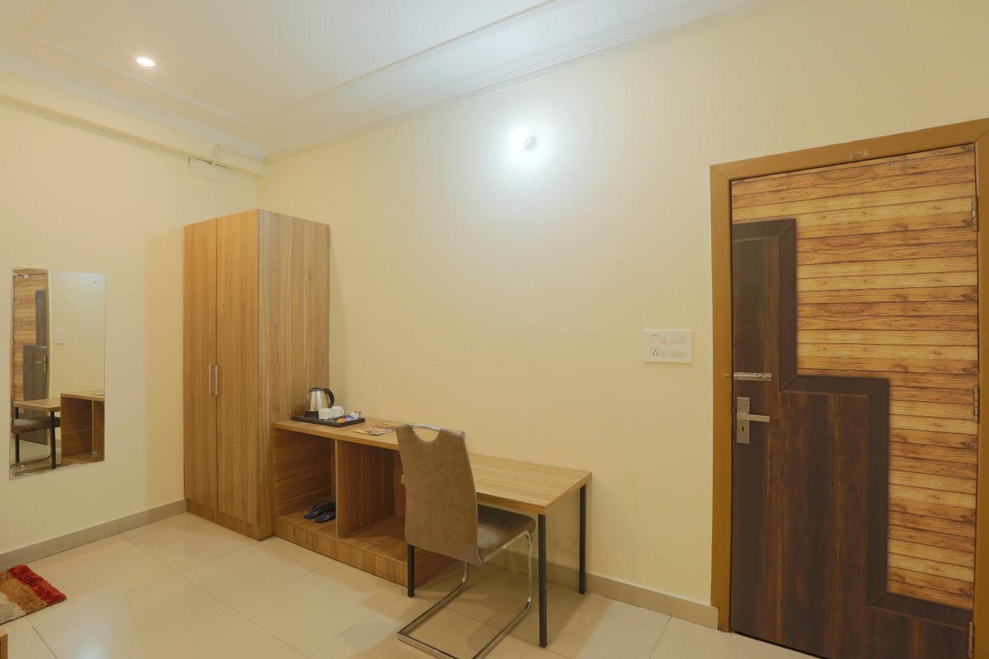 Hotel Lemon Suites & Banquet Noida Sector 62 外观 照片