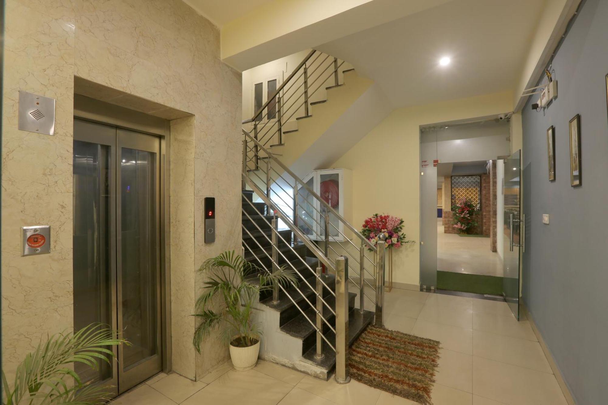 Hotel Lemon Suites & Banquet Noida Sector 62 外观 照片